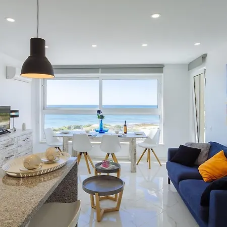 Monique Mit Meerblick