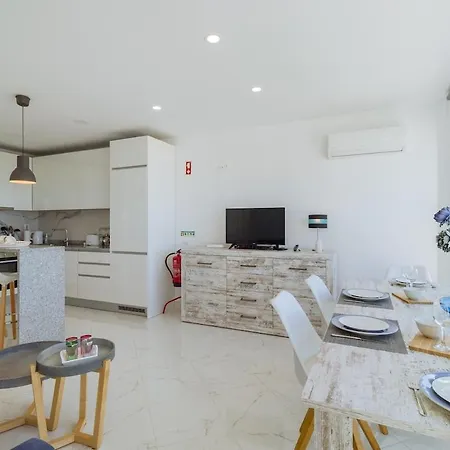 Monique Mit Meerblick