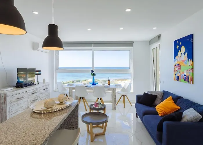 Monique Mit Meerblick