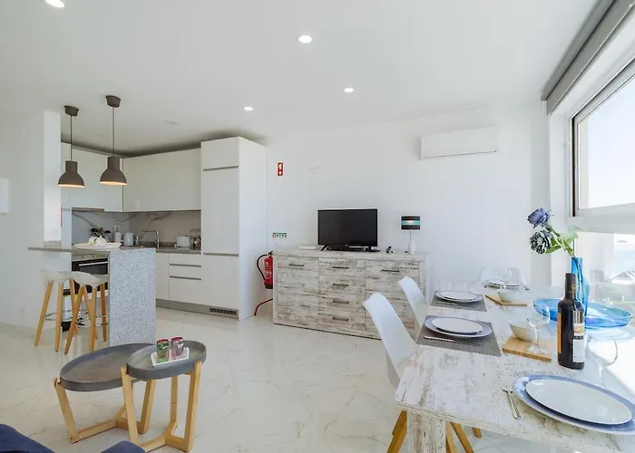 Monique Mit Meerblick